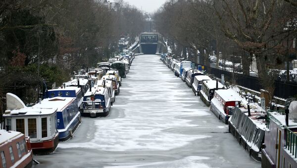 Canal boats are frozen at their berths on the Regent's Canal in Maida Vale in London, Britain, March 1, 2018 - Sputnik International