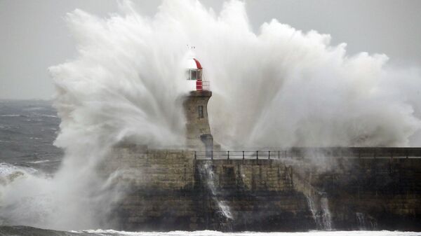 Giant waves crash over Souter Lighthouse in South Shields in Tynemouth, England, Friday, March 2, 2018 as extreme weather has continued to wreak havoc across the UK - Sputnik International