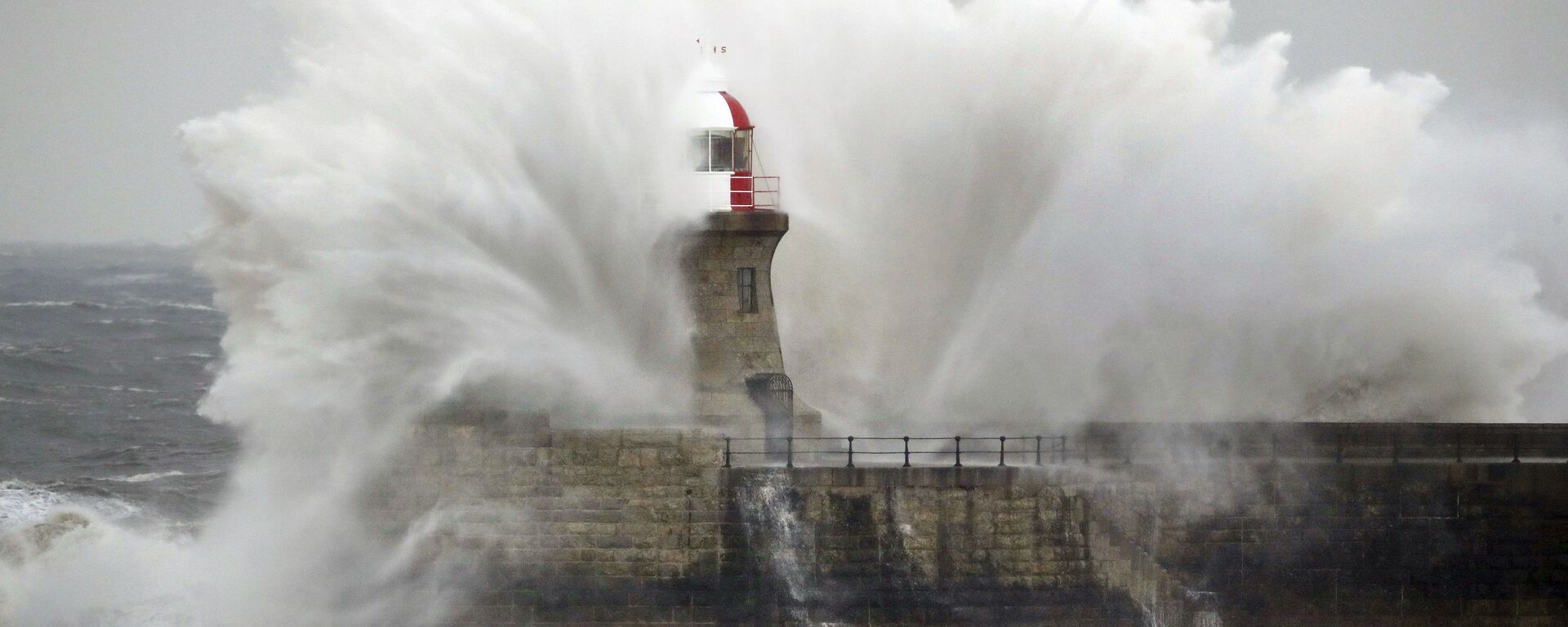 Giant waves crash over Souter Lighthouse in South Shields in Tynemouth, England, Friday, March 2, 2018 as extreme weather has continued to wreak havoc across the UK - Sputnik International, 1920, 18.02.2022