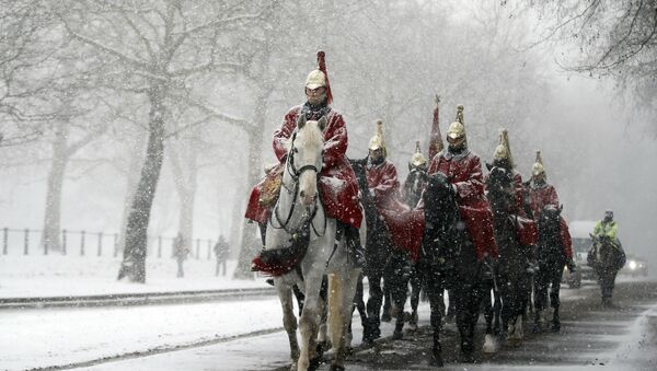 Members of the Household Cavalry return to their barracks as snow falls in London, Wednesday, Feb. 28, 2018 - Sputnik International
