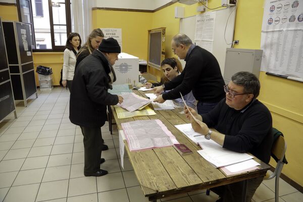 Polling operations begin in Rome, Sunday, March 4, 2018. An election in Italy on Sunday will determine the makeup of the nation's Parliament and its next government Polling operations begin in Rome, Sunday, March 4, 2018. An election in Italy on Sunday will determine the makeup of the nation's Parliament and its next government - Sputnik International