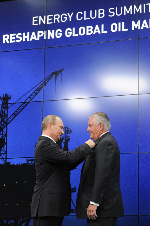 June 21, 2013. President Vladimir Putin, left, and ExxonMobil Chairman and CEO Rex W. Tillerson at a ceremony to present awards to the heads and employees of major energy companies - Sputnik International