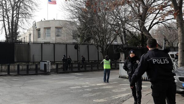 Policemen stand guard outside the United States embassy in Ankara, on March 5, 2018, as part of security measures set after the embassy was closed to the public over a security threat - Sputnik International