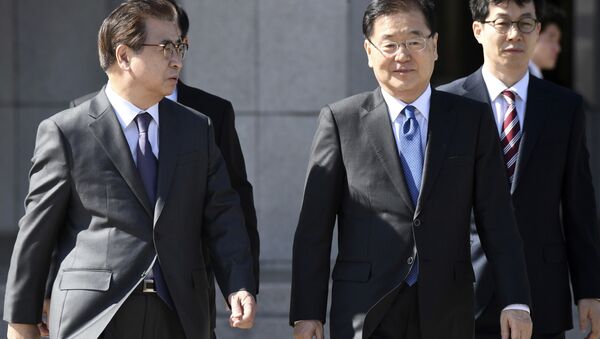 South Korea's national security director Chung Eui-yong, second right, and National Intelligence Service Chief Suh Hoon, left, talk before boarding an aircraft as they leave for Pyongyang at a military airport in Seongnam, south of Seoul, Monday, March 5, 2018. - Sputnik International