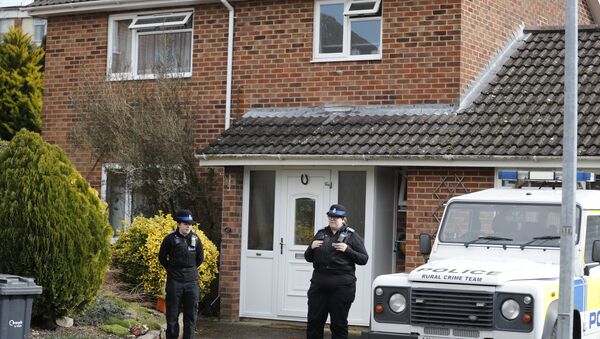 Police officers stand outside the house of former Russian double agent Sergei Skripal who was found critically ill Sunday following exposure to an unknown substance in Salisbury, England, Tuesday, March 6, 2018 - Sputnik International