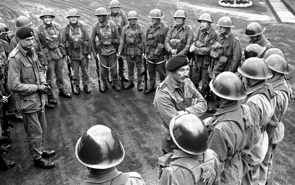 Commanding officer of the 2nd Battalion, the Queen’s Regiment, Brigadier Peter Hudson briefs his men at Palace Barracks Hollywood near Belfast in Northern Ireland on April 22, 1969, before they moved out to guard vital installations in the area. The army was called in after several bombing incidents damaged water and electrical supplies to the city. - Sputnik International