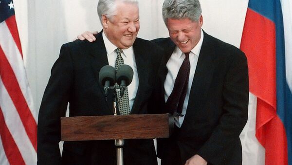 US President Bill Clinton (R) laughing with Russian President Boris Yeltsin during a press conference after their meeting at Hyde Park 23 October 1995 - Sputnik International