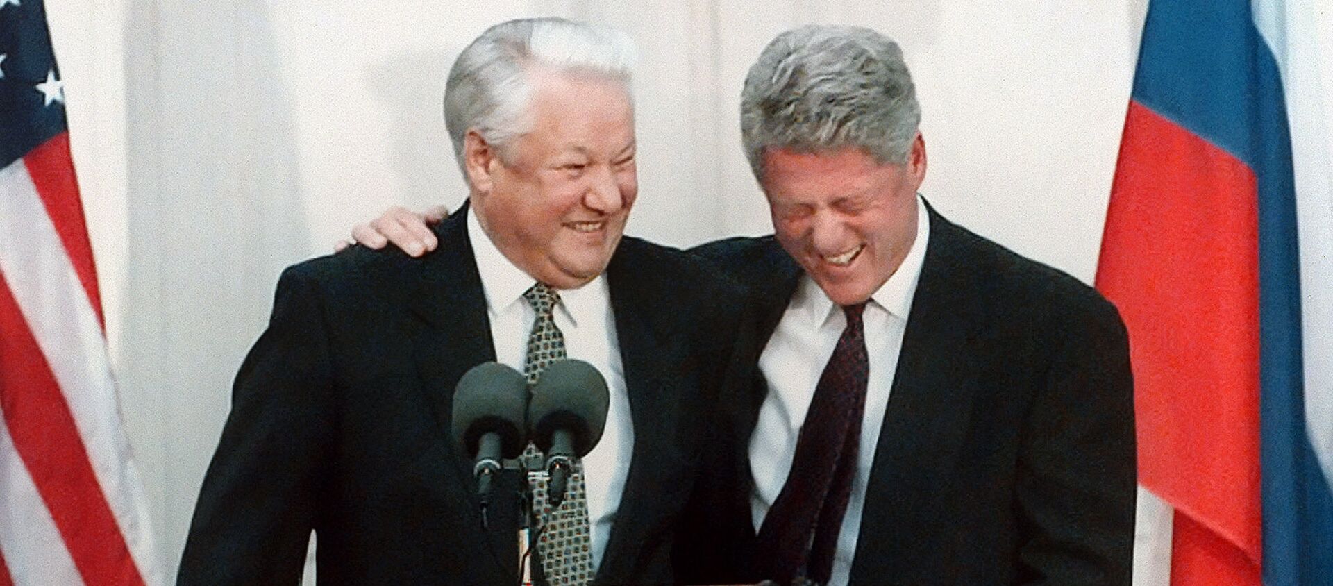 US President Bill Clinton (R) laughing with Russian President Boris Yeltsin during a press conference after their meeting at Hyde Park 23 October 1995 - Sputnik International, 1920, 16.03.2018