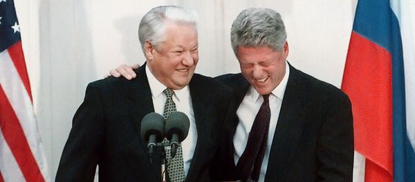 US President Bill Clinton (R) laughing with Russian President Boris Yeltsin during a press conference after their meeting at Hyde Park 23 October 1995 - Sputnik International