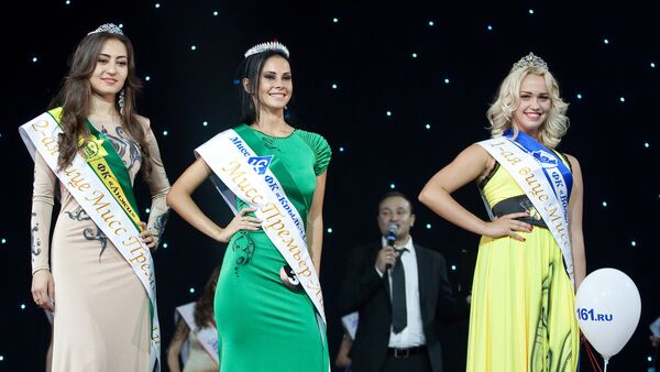 Miss Premier League - 2012 Yulia Cherkashina (center), 1st Vice-Miss Darya Kartyshova (to the right), 2nd Vice-Miss Yulduz Jumandykova (to the left) - Sputnik International
