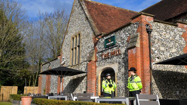 Police officers stand outside a pub near to where former Russian inteligence officer Sergei Skripal, and his daughter Yulia were found unconscious after they had been exposed to an unknown substance, in Salisbury, Britain, March 7, 2018 - Sputnik International