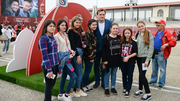 Former member of the Russian national football team Dmitry Bulykin poses for a photo with fans during the opening of the 2017 Confederations Cup Park at a square of the South Mall in the Sochi seaport. - Sputnik International