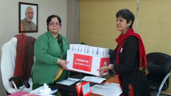 Masooma Ranalvi presenting the signatures of the No FGM in India campaign to Lalitha Kumaramangalam, Chairperson, Women Commission of India - Sputnik International