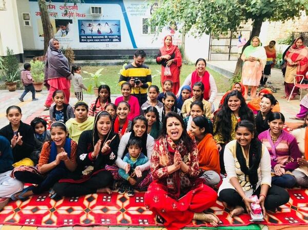 Caption Suparnaa Chadda and her volunteers during a sensitization program with teenage girls in an East Delhi locality - Sputnik International