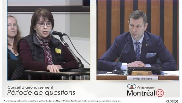 A woman speaks while wearing a yellow badge as Mayor Philipe Tomlinson looks on during a council meeting, as shown in these screengrabs, for the borough of Outremont in Montreal on Monday March 5, 2018 - Sputnik International