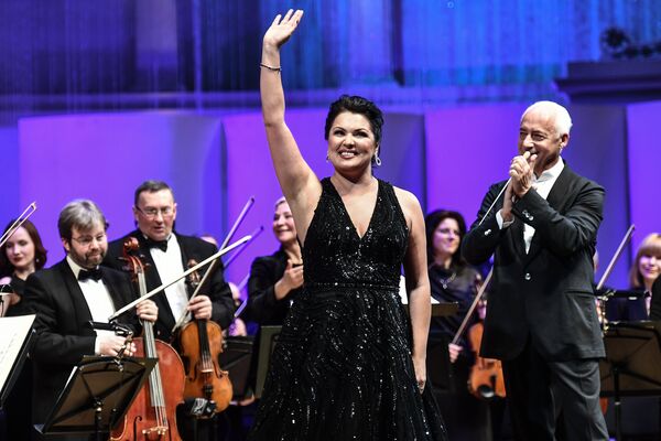 Opera singer Anna Netrebko and Vladimir Spivakov, Artistic Director and Chief Conductor of the National Philharmonic of Russia and the Moscow Virtuosi Chamber Orchestra during a concert at the Tchaikovsky Concert Hall in Moscow - Sputnik International