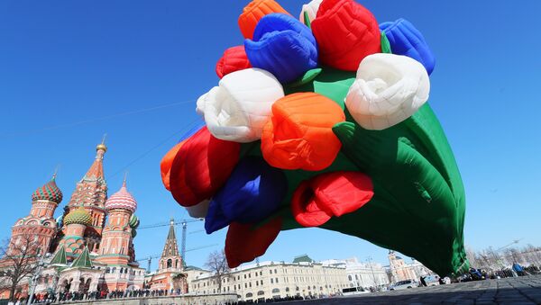 An air balloon shaped as a bunch of tulips drifts over Vasilyevsky Spusk Square, Moscow - Sputnik International