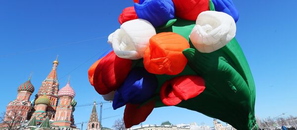 An air balloon shaped as a bunch of tulips drifts over Vasilyevsky Spusk Square, Moscow An air balloon shaped as a bunch of tulips drifts over Vasilyevsky Spusk Square, Moscow - Sputnik International