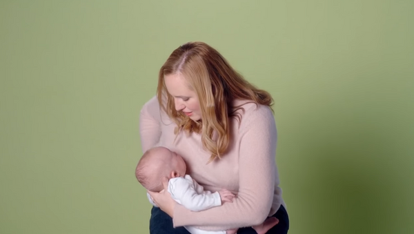 Kelda Roys, Democratic candidate in Wisconsin's gubernatorial race, breastfeeds 4-month-old daughter in campaign ad - Sputnik International
