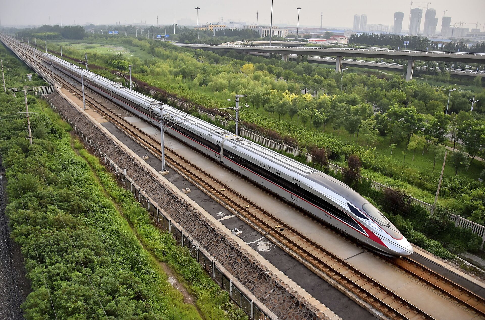 In this Aug. 21, 2017 photo released by China's Xinhua News Agency, a Fuxing bullet train, China's latest high-speed train, arrives at a train station in northern China's Tianjin Municipality - Sputnik International, 1920, 11.11.2021