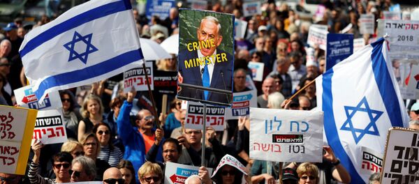 Protesters hold signs calling upon Israeli Prime Minister Benjamin Netanyahu to step down during a rally in Tel Aviv, Israel February 16, 2018 - Sputnik International