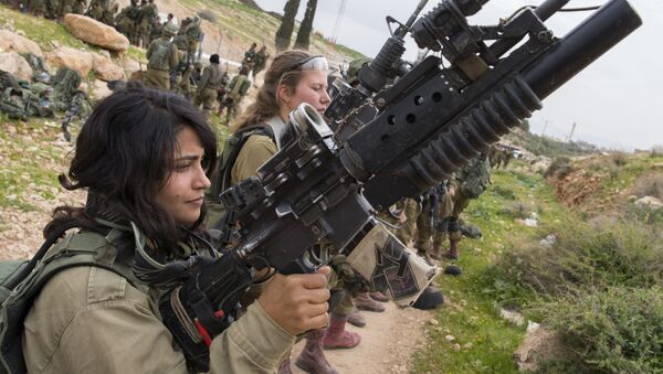 Israeli soldiers from the mixed-gender Lions of the Jordan battalion, under the Kfir Brigade, check their weapons at the end of the last training before being assigned their posting, on February 28, 2017, near the West Bank village of Bardale, east of Jenin - Sputnik International