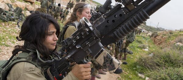 Israeli soldiers from the mixed-gender Lions of the Jordan battalion, under the Kfir Brigade, check their weapons at the end of the last training before being assigned their posting, on February 28, 2017, near the West Bank village of Bardale, east of Jenin - Sputnik International