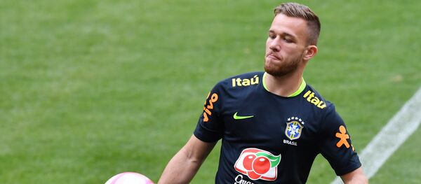 Brazil's team player Arthur controls the ball during a training session at the Allianz Parque stadium, in Sao Paulo, Brazil, on October 9, 2017 on the eve of their FIFA World Cup 2018 qualifier match against Chile - Sputnik International