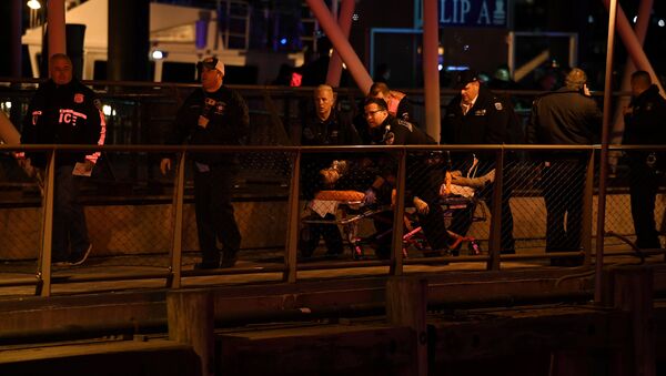 Paramedics perform CPR on a victim of a helicopter that crashed into the East River in New York - Sputnik International