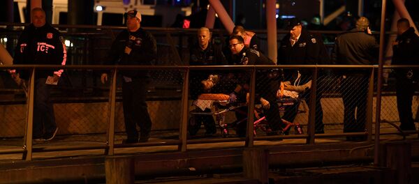 Paramedics perform CPR on a victim of a helicopter that crashed into the East River in New York - Sputnik International