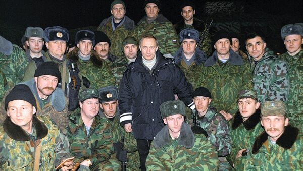 Vladimir Putin (center) with Russian soldiers in Chechnya in December 1999. File photo - Sputnik International