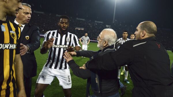 In this Sunday, March 11, 2018 photo, PAOK owner, businessman Ivan Savvidis, second right, approaches AEK Athens' Manager Operation Department Vassilis Dimitriadis, second left, as his bodyguard and PAOK's player Fernando Varela from Portugal, center, try to stop him during the Greek League soccer match between PAOK and AEK Athens in the northern Greek city of Thessaloniki - Sputnik International