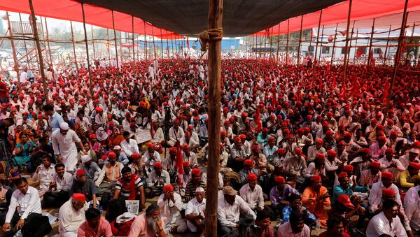 Farmers listen to a speaker at a rally organised by All India Kisan Sabha (AIKS) in Mumbai, India March 12, 2018 - Sputnik International