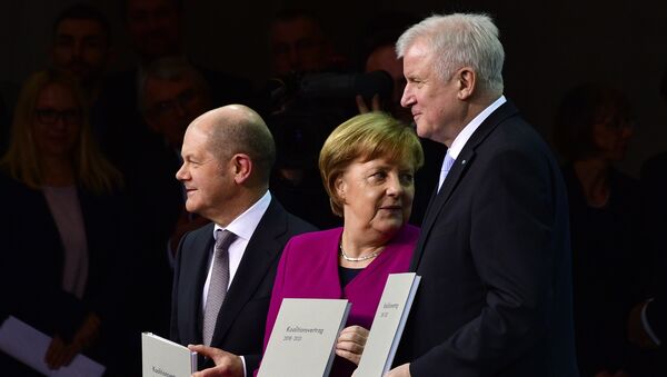 v.l.n.r.: der neue Bundesfinanzminister Olaf Scholz (SPD), Bundeskanzlerin Angela Merkel und Horst Seehofer mit dem neuen Koalitionsvertrag - Sputnik International
