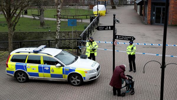 Police officers continue to guard the scene where a forensic tent, covering the bench where Sergei Skripal and his daughter Yulia were found, has been erected in the centre of Salisbury, Britain, March 9, 2018 - Sputnik International