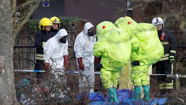 Officials in protective suits check their equipment before repositioning the forensic tent, covering the bench where Sergei Skripal and his daughter Yulia were found, in the centre of Salisbury, Britain, March 8, 2018 - Sputnik International