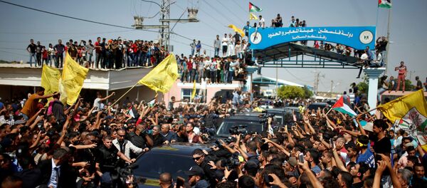 People gather as the convoy of Palestinian Prime Minister Rami Hamdallah and his government ministers arrive, in the northern Gaza Strip October 2, 2017 People gather as the convoy of Palestinian Prime Minister Rami Hamdallah and his government ministers arrive, in the northern Gaza Strip October 2, 2017 - Sputnik International