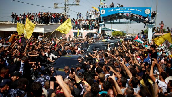 People gather as the convoy of Palestinian Prime Minister Rami Hamdallah and his government ministers arrive, in the northern Gaza Strip October 2, 2017 - Sputnik International