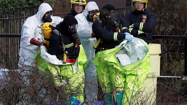 Officials are helped out to take off their protective suits after repositioning the forensic tent, covering the bench where Sergei Skripal and his daughter Yulia were found, in the centre of Salisbury, Britain, March 8, 2018 - Sputnik International