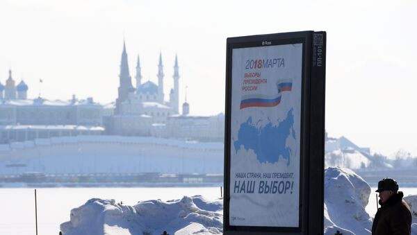 A billboard with the logo of the 2018 Russian presidential election, in Kazan. Background: the Qolşärif Mosque of the Kazan Kremlin - Sputnik International