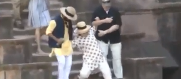 Hillary Clinton slips twice on stairs at India's Jahaz Mahal palace Hillary Clinton slips twice on stairs at India's Jahaz Mahal palace - Sputnik International