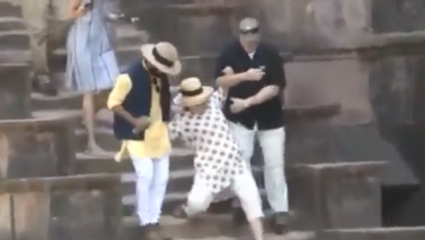 Hillary Clinton slips twice on stairs at India's Jahaz Mahal palace - Sputnik International