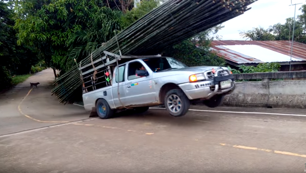 Pick-Up Sticks: Thailand Truck Loses Bamboo Haul - Sputnik International