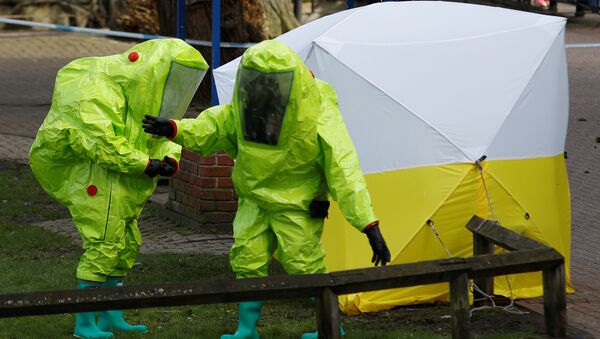 The forensic tent, covering the bench where Sergei Skripal and his daughter Yulia were found, is repositioned by officials in protective suits in the centre of Salisbury, Britain, March 8, 2018 - Sputnik International