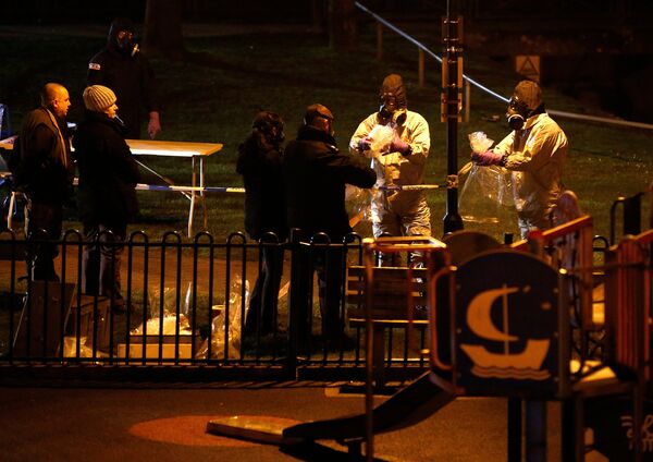 Members of the emergency services wearing protective clothing work near the bench where former Russian intelligence officer Sergei Skripal and his daughter Yulia were found poisoned in Salisbury, Britain, March 13, 2018 Members of the emergency services wearing protective clothing work near the bench where former Russian intelligence officer Sergei Skripal and his daughter Yulia were found poisoned in Salisbury, Britain, March 13, 2018 - Sputnik International