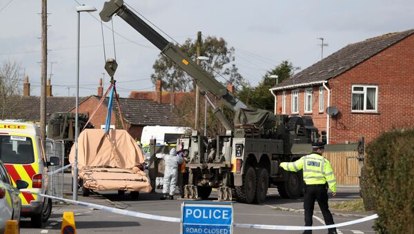 Soldiers wearing protective clothing prepare to lift tow truck in Hyde Road, Gillingham, Dorset, England as the investigation into the suspected nerve agent attack on Russian double agent Sergei Skripal continues Wednesday March 14, 2018 - Sputnik International