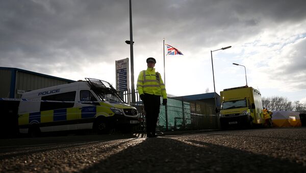 A police officer stands guard at a car recovery depot in Norton Enterprise Park, where Sergei Skripal's car was originally transported, in Salisbury, Britain, March 13, 2018 - Sputnik International