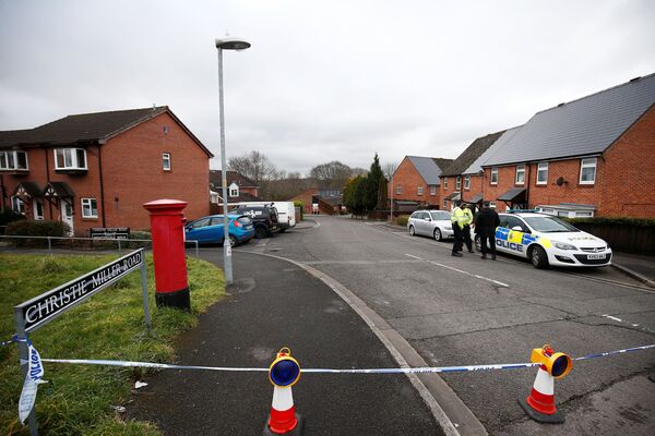 Police officers stand on duty at a road block on the road where former Russian inteligence agent Sergei Skripal lives, in Salisbury, Britain March 11, 2018 - Sputnik International
