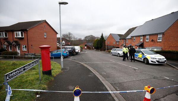 Police officers stand on duty at a road block on the road where former Russian inteligence agent Sergei Skripal lives, in Salisbury, Britain March 11, 2018 - Sputnik International