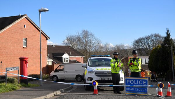 Police officers seal off the road on which Russian Sergei Skripal lives in Salisbury, Britain, March 7, 2018 - Sputnik International